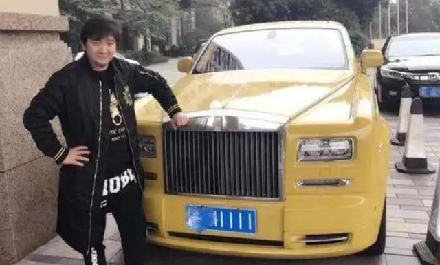 杨臣刚在春晚上假唱（杨臣刚一首歌赚1.7亿）