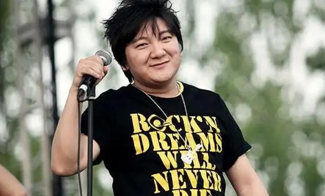 杨臣刚在春晚上假唱（杨臣刚一首歌赚1.7亿）