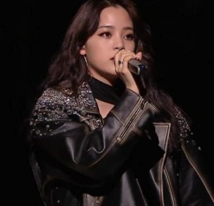 ​蔡徐坤激光舞台slay，透视装若隐若现太大胆，网友：还是下巴瞩目