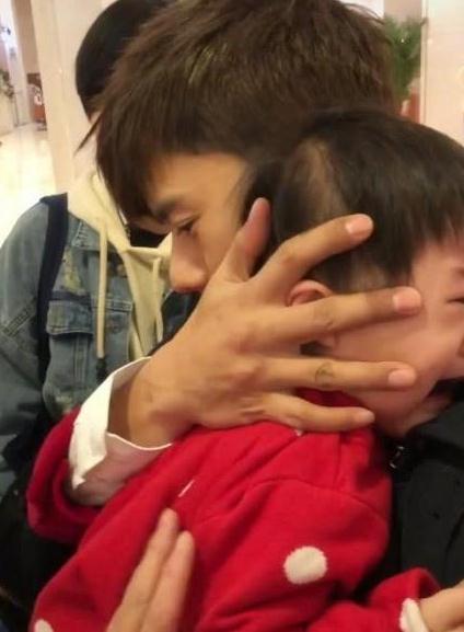 张杰春晚后台安慰小孩子,抱娃姿势太标准,真是一位合格奶爸!