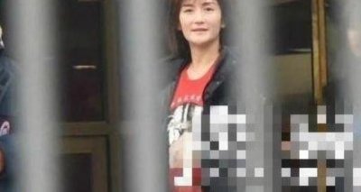 ​张杰春晚后台安慰小孩子,抱娃姿势太标准,真是一位合格奶爸!