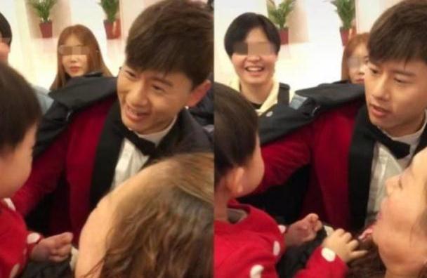 张杰春晚后台安慰小孩子,抱娃姿势太标准,真是一位合格奶爸!