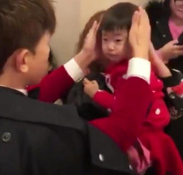 张杰春晚后台安慰小孩子,抱娃姿势太标准,真是一位合格奶爸!