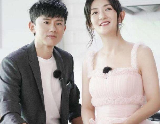 张杰春晚后台安慰小孩子,抱娃姿势太标准,真是一位合格奶爸!