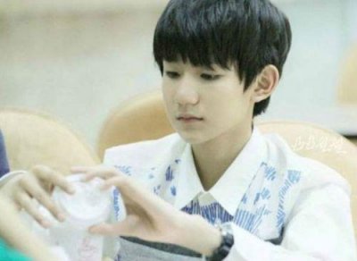 ​易烊千玺在哪个学校哪个班读书 易烊千玺成绩好吗