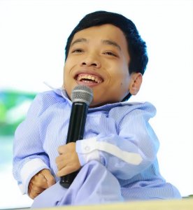 ​婴儿车上的总裁李创利，身高不足一米娶美女秘书，资产高达三个亿