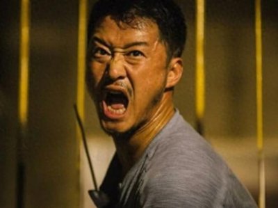 ​她是吴京的前女友，曾为嫁入豪门抛弃吴京，现却靠卖鱼维持生计