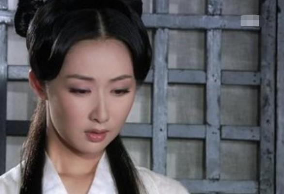 俗语“女大十八变，越变越好看”，其实还有下半句，说透了现实！