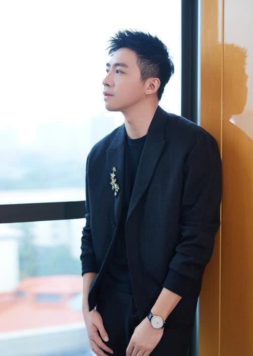 俞灏明近日发文道歉，解释自己对于“站”的意思