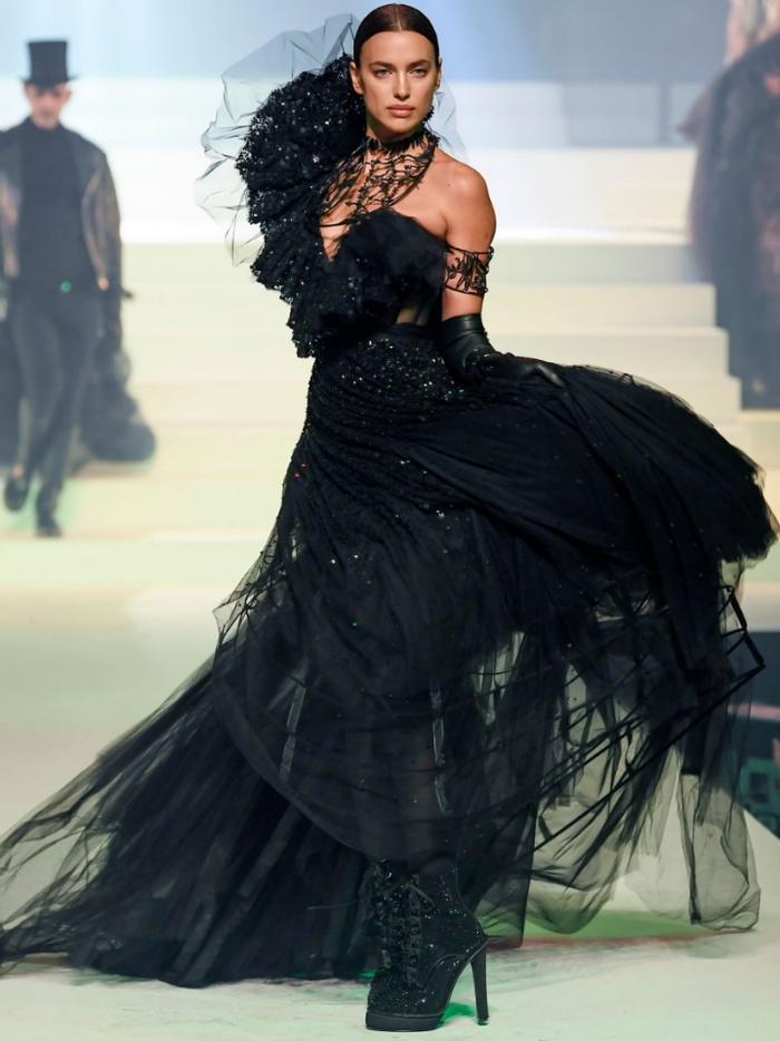 C罗前女友伊莉娜再战巴黎秀场，身材婀娜多姿，魅力尽显