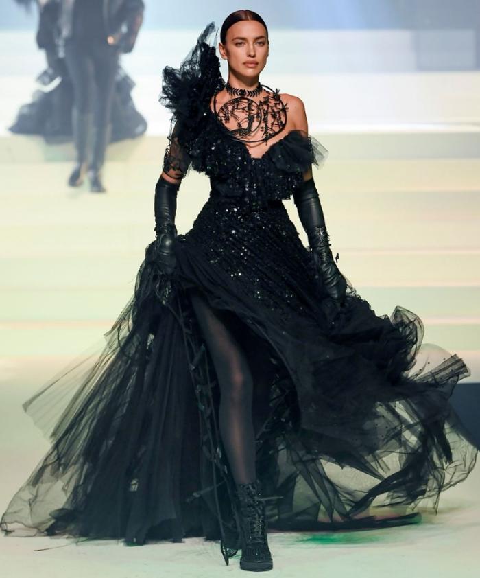 C罗前女友伊莉娜再战巴黎秀场，身材婀娜多姿，魅力尽显