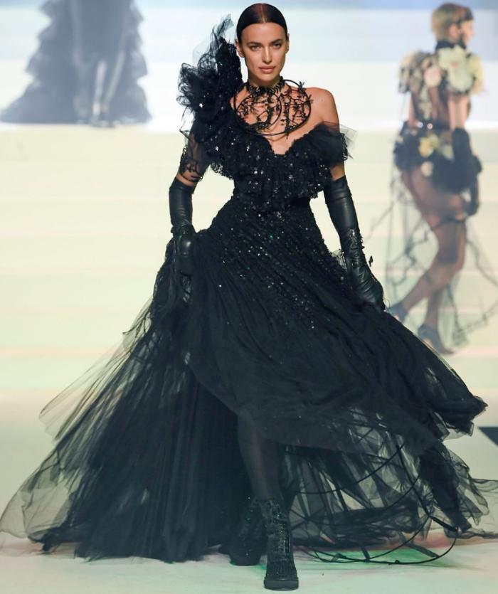 C罗前女友伊莉娜再战巴黎秀场，身材婀娜多姿，魅力尽显