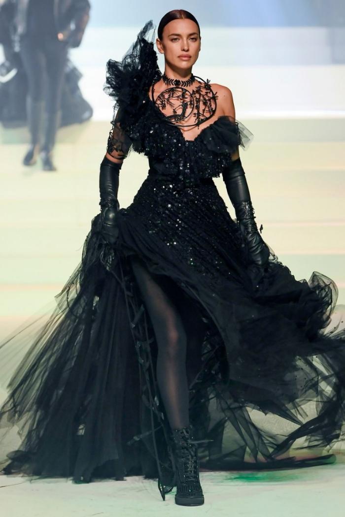 C罗前女友伊莉娜再战巴黎秀场，身材婀娜多姿，魅力尽显