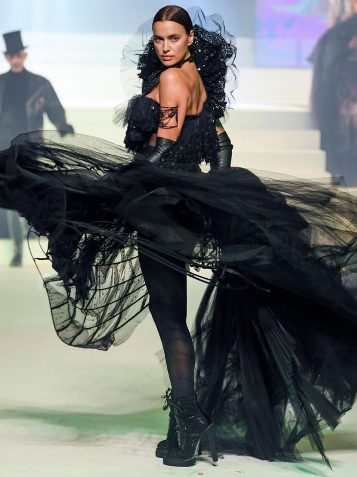 C罗前女友伊莉娜再战巴黎秀场，身材婀娜多姿，魅力尽显