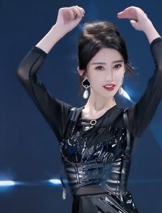 ​703万粉丝网红王霖户外首秀，现场引网友围观，被赞颜值天花板