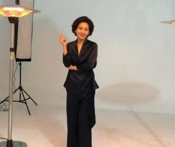 ​48岁央视主持史小诺罕晒工作照，细纹难掩好气质，女儿成小网红