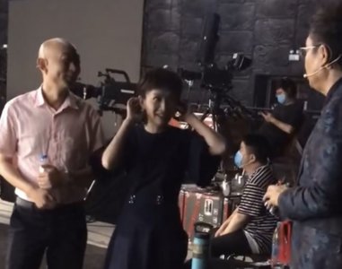 ​主持人王芳要把陶红李勤勤介绍给王为念，但王为念独爱小陶虹