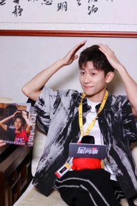 ​张一山曝与关晓彤甜蜜吻戏！赞扬杨紫成长之美，粉丝疯狂点赞！