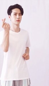 ​王一博520发视频给粉丝表白，比心手势太酷了，分分钟被撩到