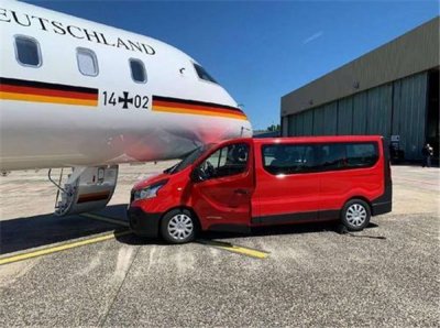 ​德国：粉丝围观拍照导致默克尔乘坐专机在机场被撞