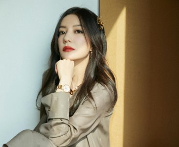 ​赵薇ins发文透露近况，现在正跟父母在一起，还叮嘱粉丝好好吃饭