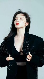 ​美女明星陈小纭高清壁纸美图，皮肤白皙，身姿迷人