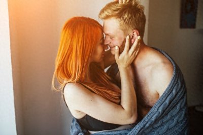 ​公园忘年恋引热议：女子与老大爷深情拥吻，挑战传统观念