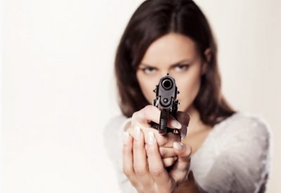 ​欧美军火商专为女性制造的防身手枪 绚丽妩媚像艺术品多过像武器