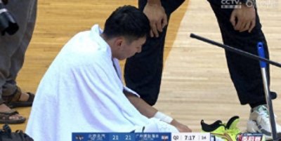 ​伤病滚粗！周琦在封盖的过程中不慎崴脚，目前已离场治疗