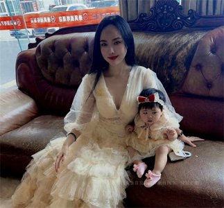 ​干露露携全家为一岁女儿庆生近照被指像邓建国