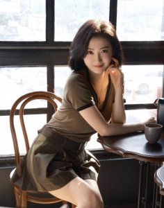 ​景甜短发！颜值回春，尽显身材优势，37岁风韵犹存，嫩到掐出水