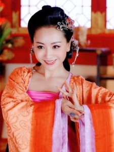 ​霍光被灭族，霍成君抱着汉宣帝的腿哀求：妾不做皇后只求放过家人