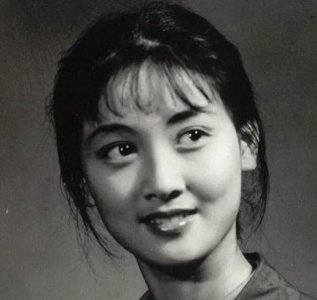 ​演员邓婕：再婚嫁张国立，遗憾没生孩子，领养两个子女也幸福