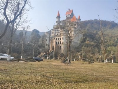 ​重庆耗资上亿修建城堡，烂尾废弃近8年成网红，城堡主人大有来头