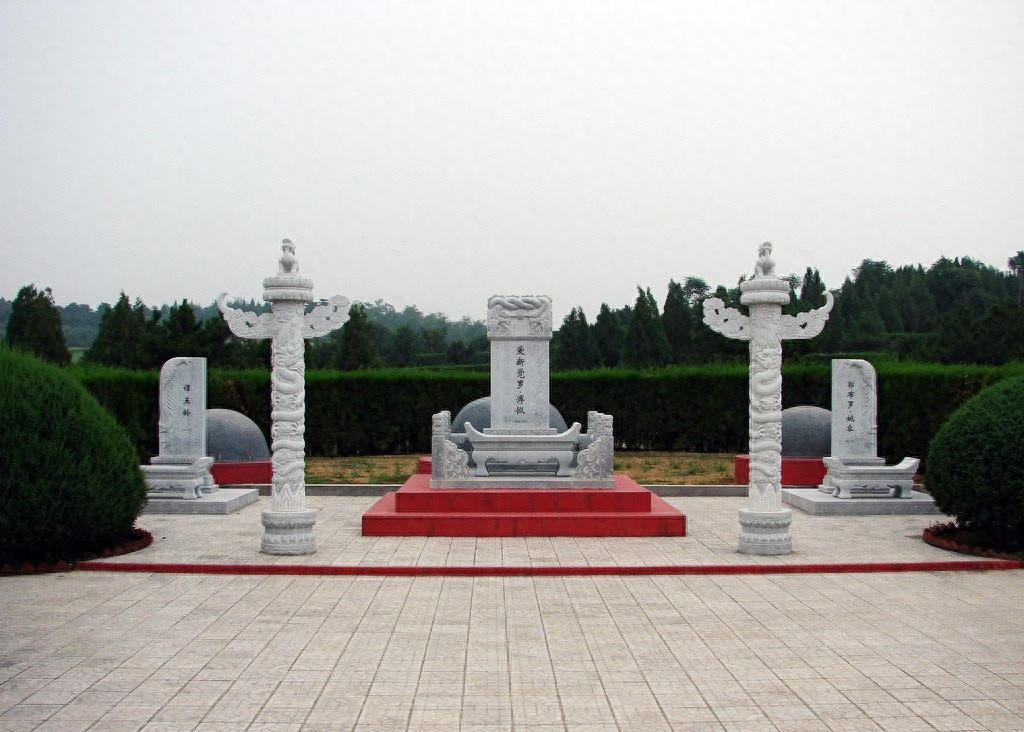 探访末代皇帝溥仪的陵墓：没有先祖们的奢华，但两位妻子陪葬左右