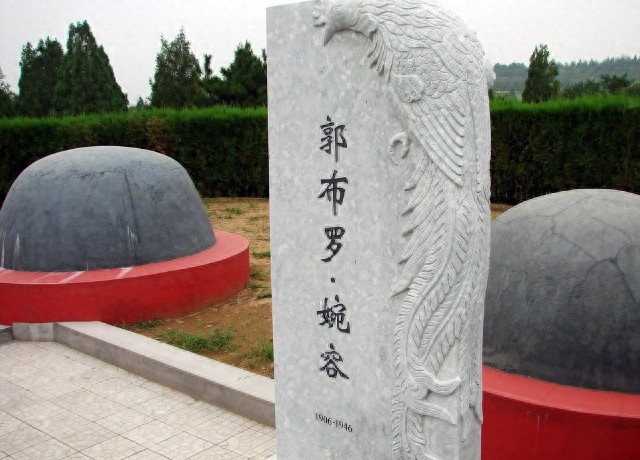 探访末代皇帝溥仪的陵墓：没有先祖们的奢华，但两位妻子陪葬左右