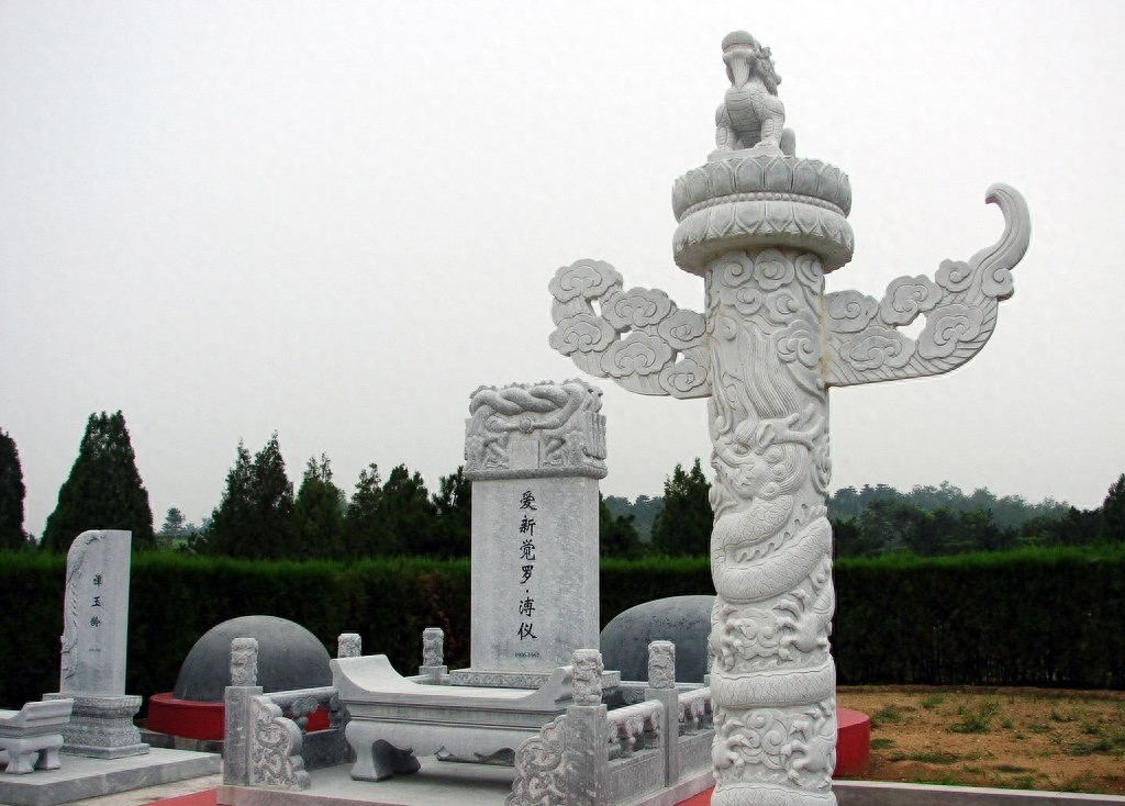 探访末代皇帝溥仪的陵墓：没有先祖们的奢华，但两位妻子陪葬左右