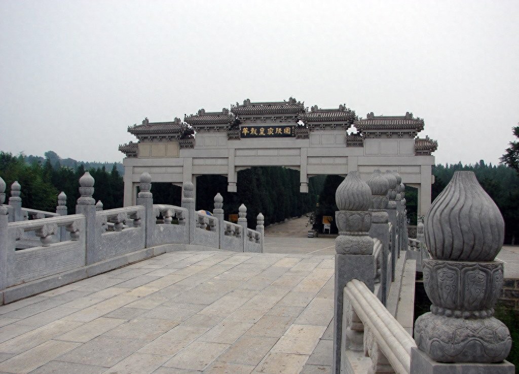 探访末代皇帝溥仪的陵墓：没有先祖们的奢华，但两位妻子陪葬左右