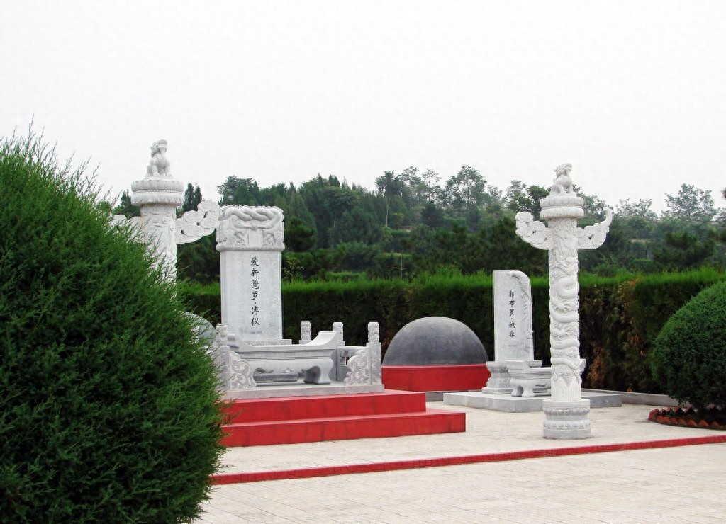 探访末代皇帝溥仪的陵墓：没有先祖们的奢华，但两位妻子陪葬左右