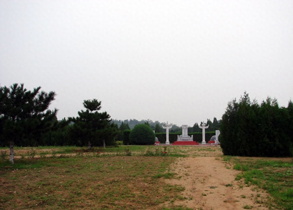 探访末代皇帝溥仪的陵墓：没有先祖们的奢华，但两位妻子陪葬左右