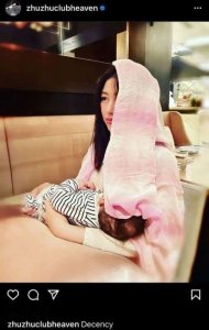 ​37岁朱珠晒产后哺乳照，淡妆出镜眼神坚定，初为人母美貌依旧