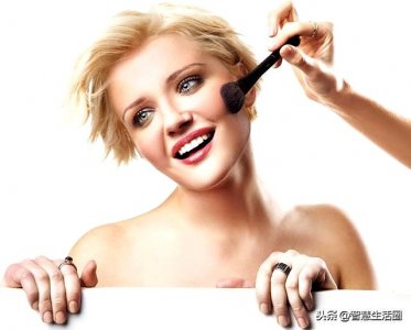 ​广东夜店美女街边卸妆原形毕露，无妆素颜更显清纯