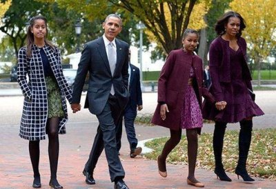 ​奥巴马21岁女儿太会玩，穿连体裤正面平平无奇，背后风光无限