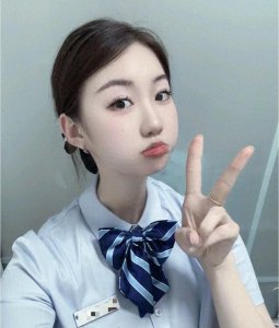 ​银行女员工因鞋子夸张被扣工资，晒图自证引评论区沦陷