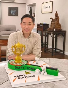 ​张国荣挚爱唐鹤德真“谦谦公子”，晒照庆祝61岁生日，依旧绅士