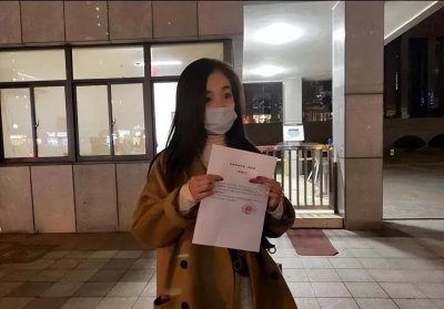 ​女子被拍摄并造谣出轨快递员，饱受非议被辞退，造谣者：开玩笑的