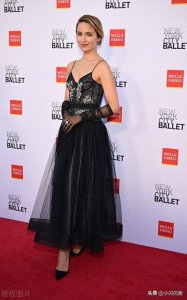 ​迪安娜-阿格隆 蕾丝吊带 亮相2024年纽约芭蕾舞秋季时尚晚会红毯