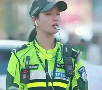 ​杭州西湖边美女交警火了