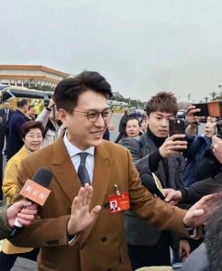 ​靳东隐藏的秘密：44年演员身份竟是副业！