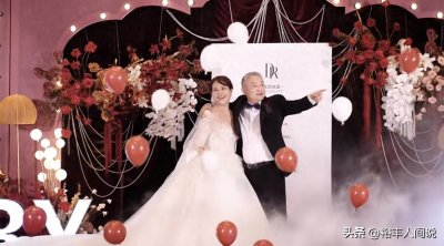 ​58岁欧阳奋强向妻子求婚，单膝跪地送DR戒指，初恋妻子穿婚纱现身